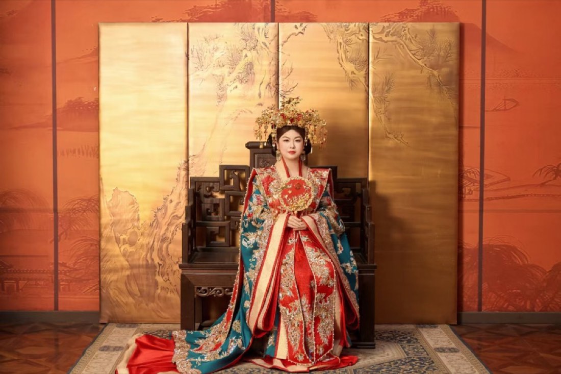 莫雅兰凤冠霞帔单人婚纱照