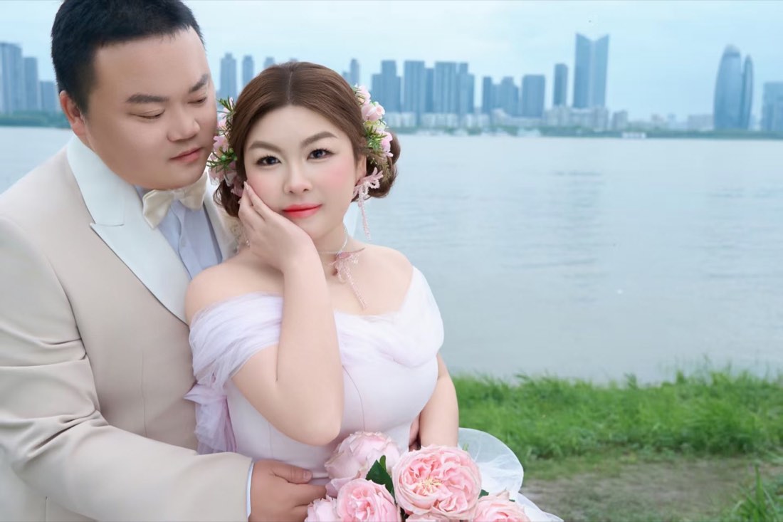 陶龙与莫雅兰江畔城市婚纱近景照