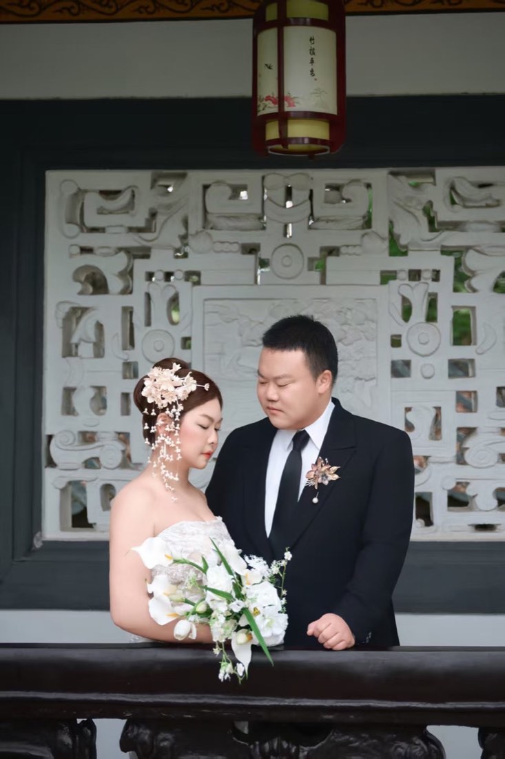 陶龙与莫雅兰温柔对视婚纱照
