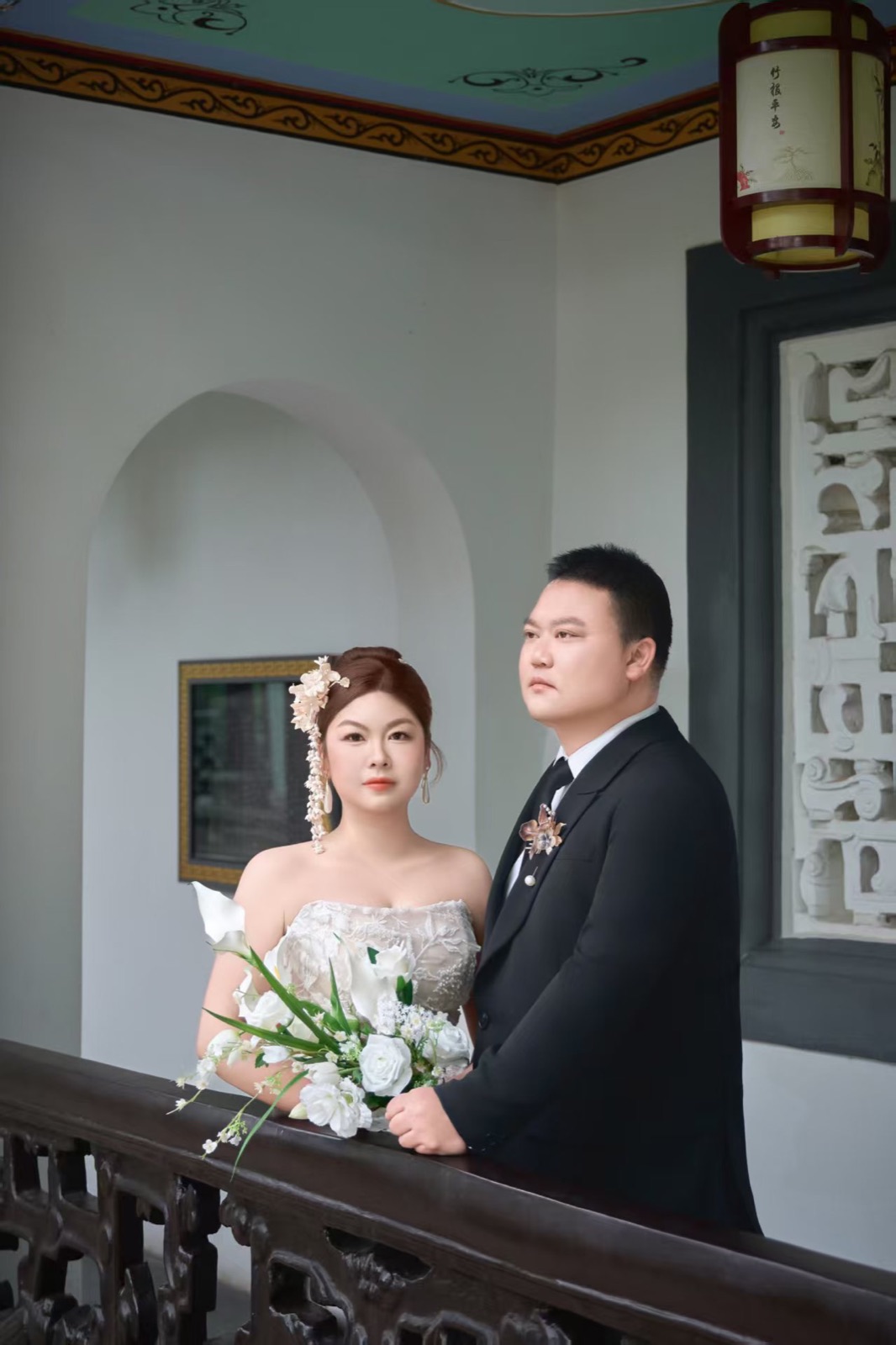 陶龙与莫雅兰廊下并立白纱婚纱照