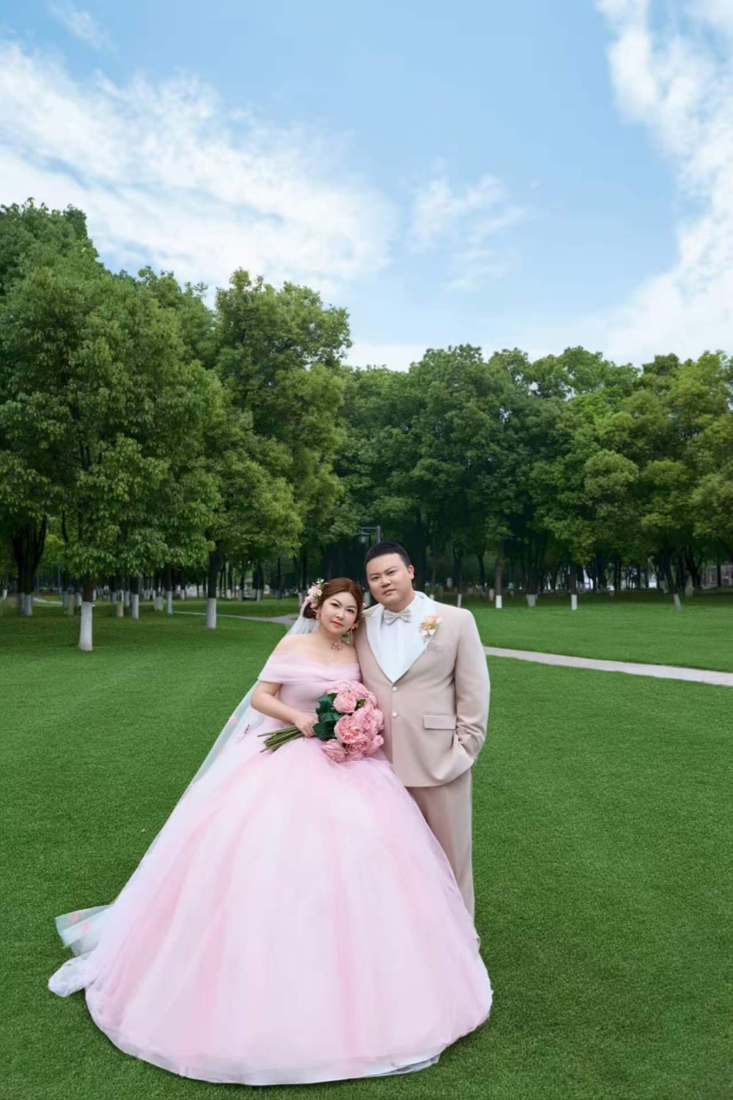 陶龙与莫雅兰草地粉纱婚纱照