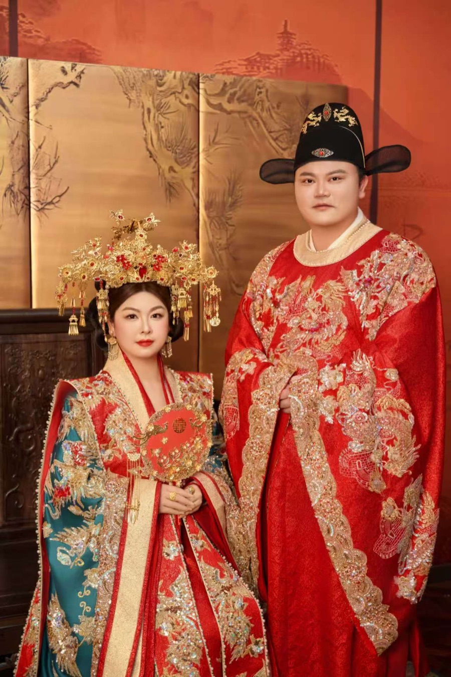 陶龙与莫雅兰中式站姿礼服照