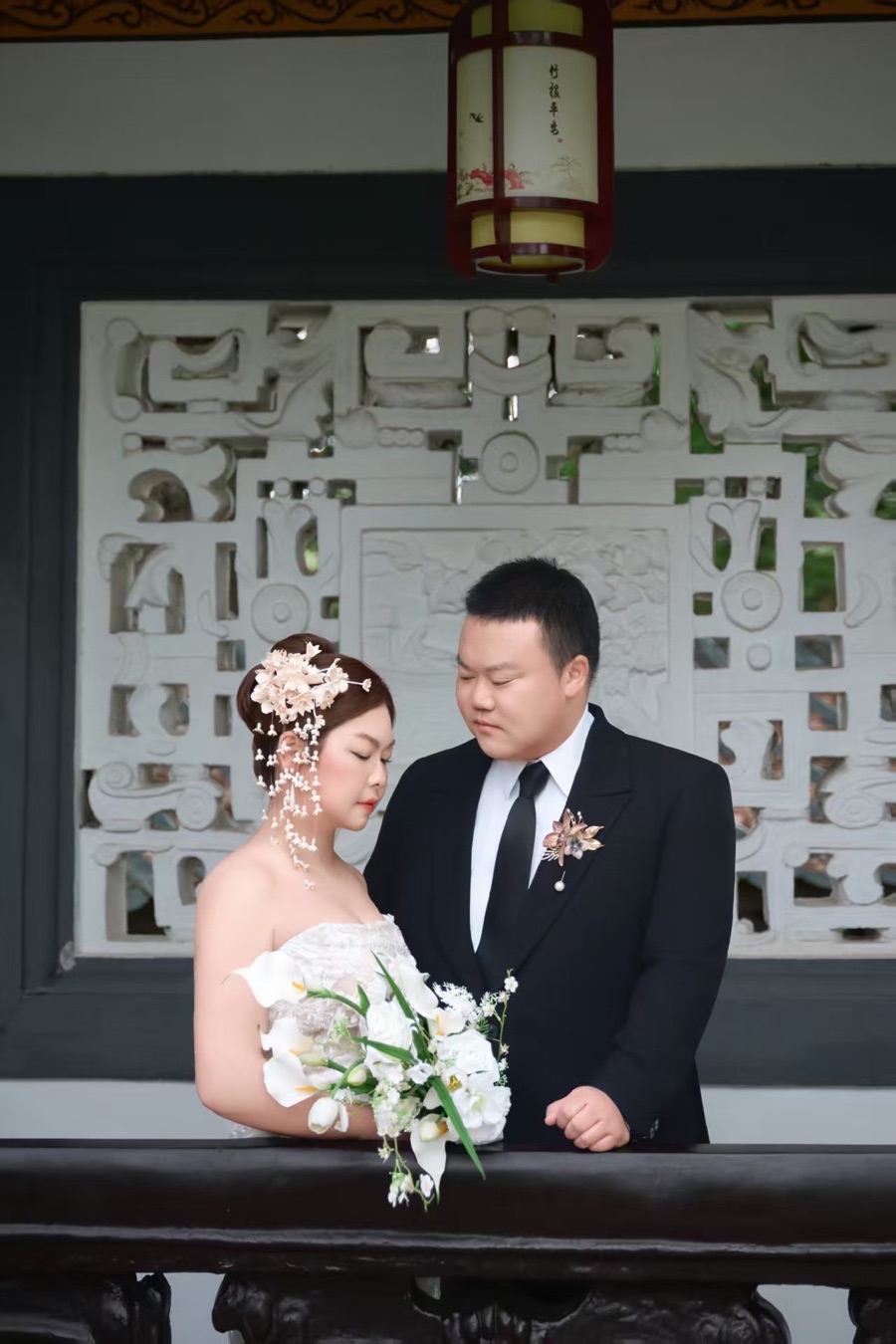 陶龙与莫雅兰温柔对视婚纱照