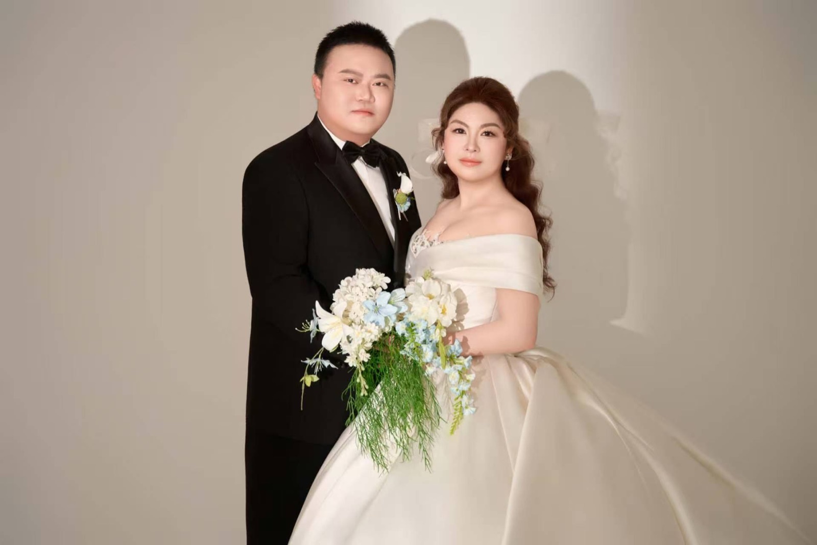 陶龙与莫雅兰白纱手捧花棚拍婚纱照