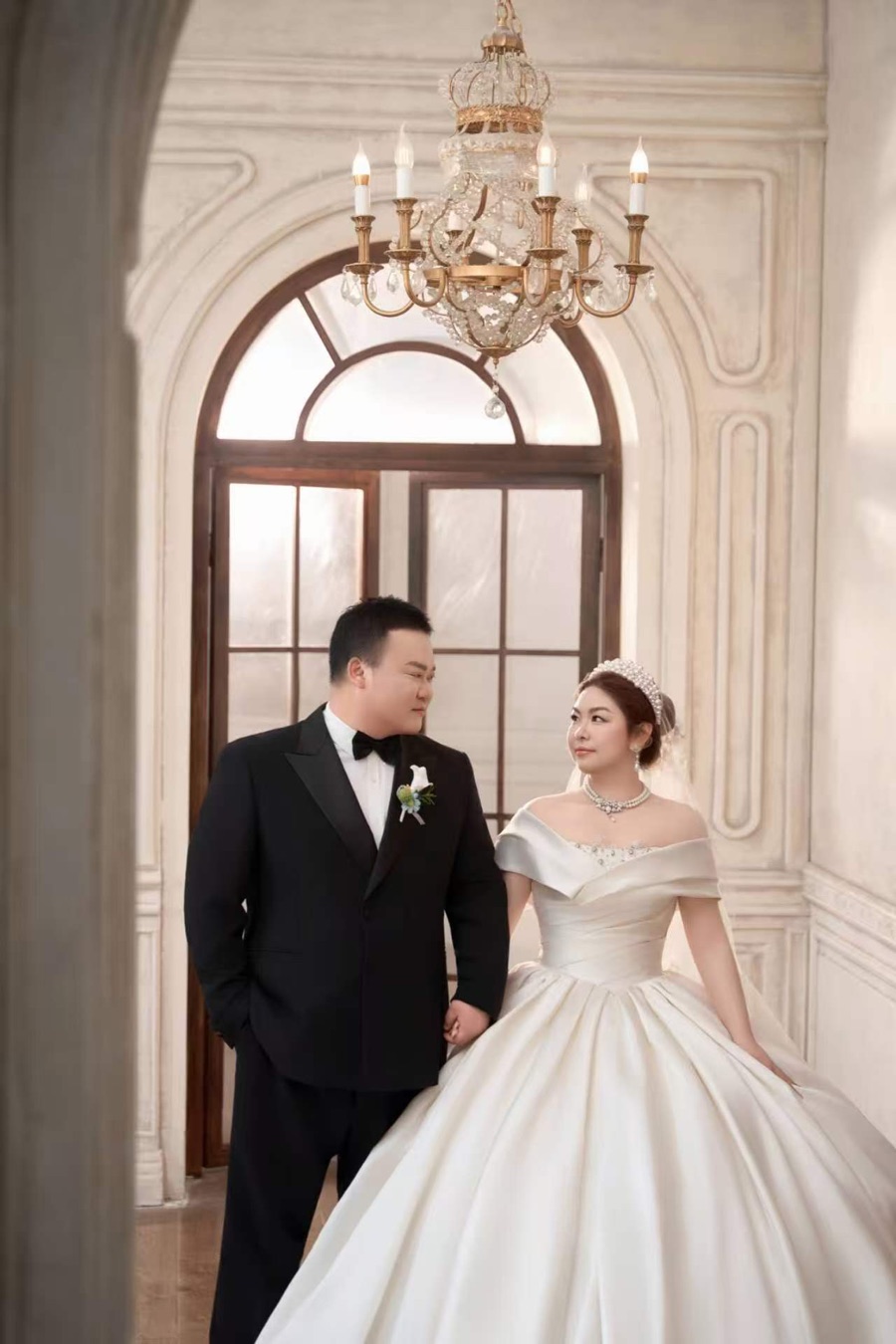 陶龙与莫雅兰白纱牵手婚纱照